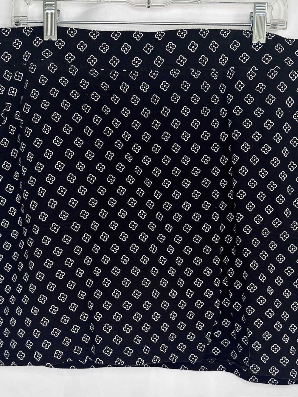 croft & barrow women’s skort with White Geometric Print